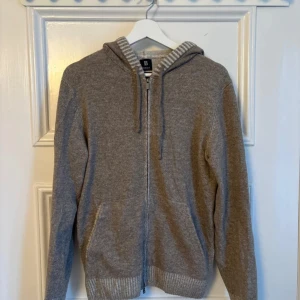  Hoodie i kashmir från Boggi - Mysig beige hoodie från Boggi Milano i kashmir. Tröjan är i från de exklusiva italienska märket Boggi Milano. Tröjan är i kashmir och Perflet för hösten! Har inga defekter hör av er för frågor