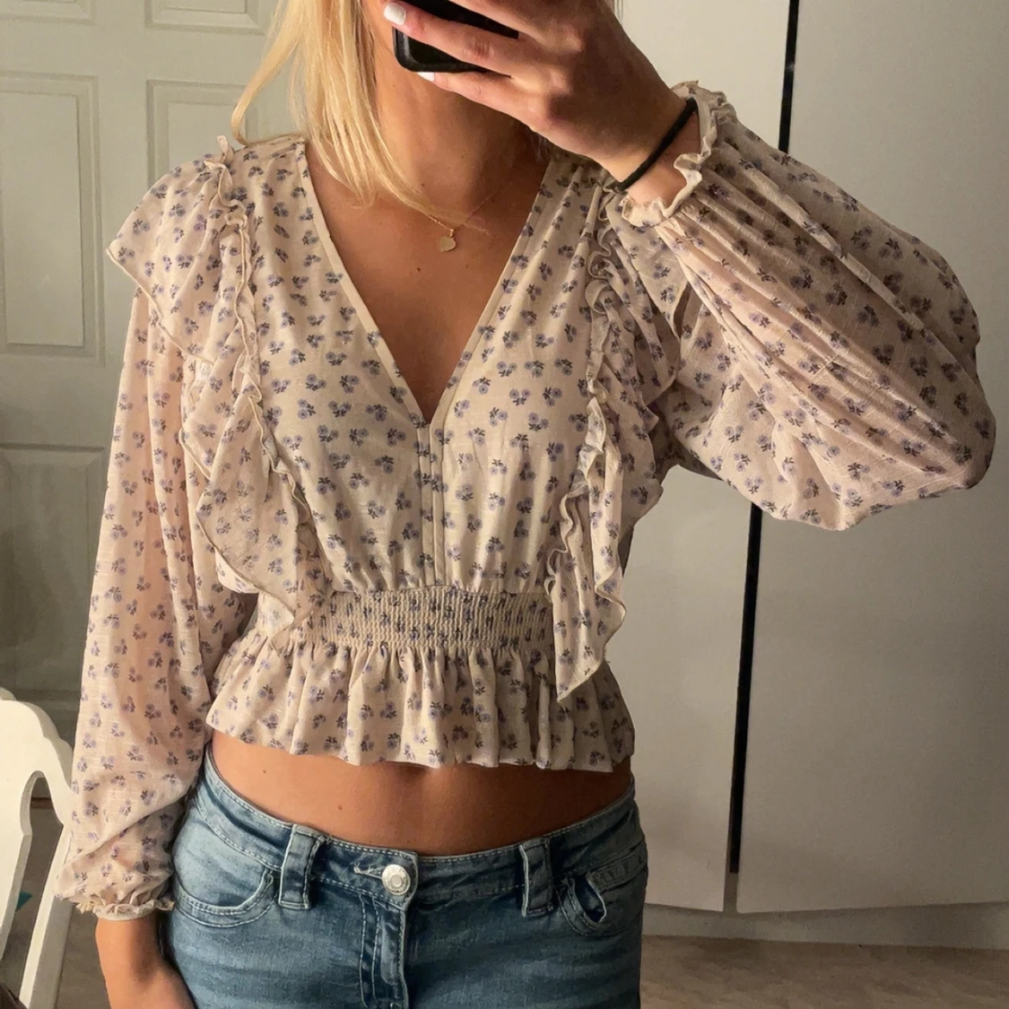 Blommig volangblus med v-ringning - 1