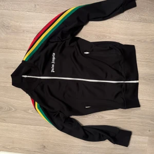 Palm Angels Sweatshirt  - Palm Angels Rasta            Storlek: M          Skick: Väldigt bra, inga deffekter.       