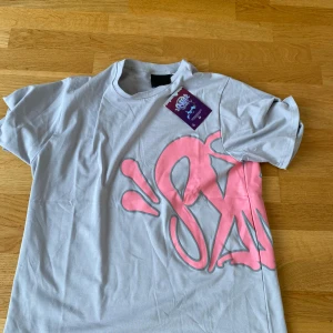 Syna world T-shirt - Snygg syna world T-shirt i storlek M (oversized). Funkar till folk som är runt 180cm. Tag kvar och aldrig använd pga att den var för stor.