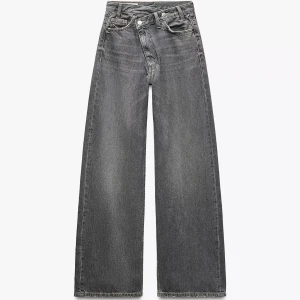 Gråa wide jeans med hög midja - Super snygga jeans som tyvärr inte kommer till användning längre! Endast använda 1-2 gånger 🙌🏼