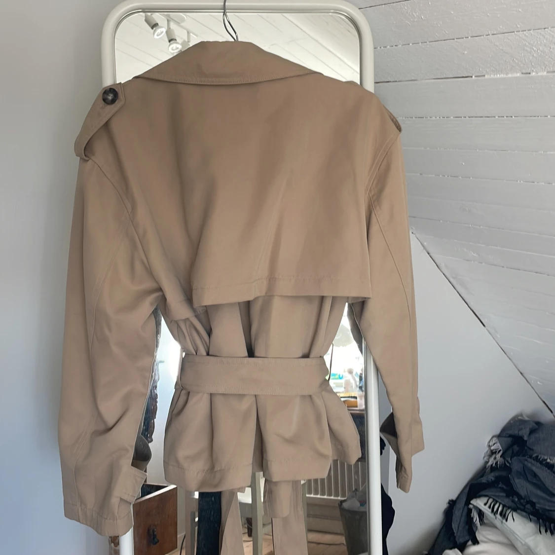 Beige trenchcoat från Stradivarius - 1