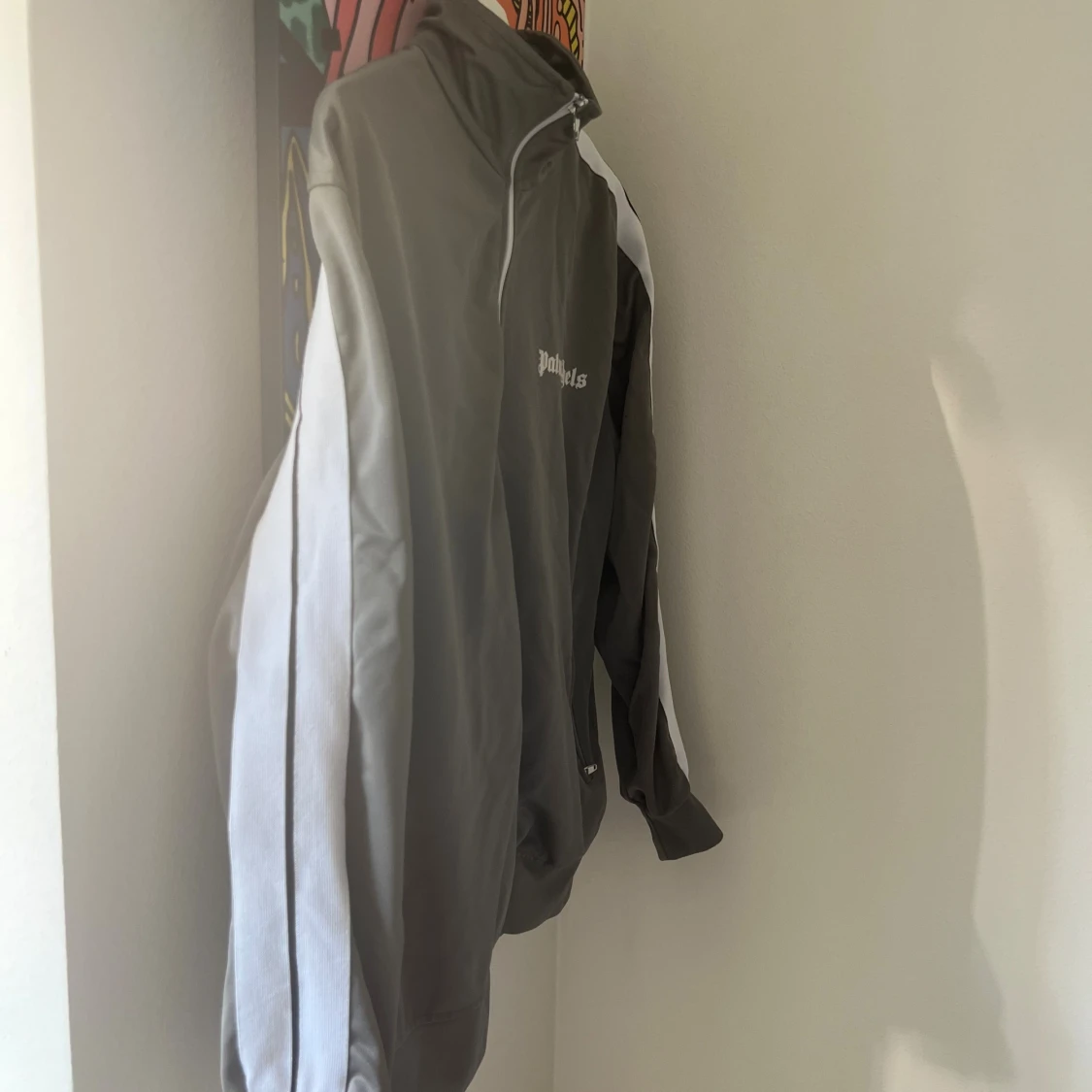 Palm Angels grå vindjacka med vita ränder - 1