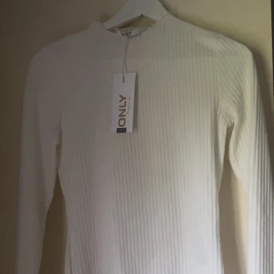 Långärmad tröja med låg polo  - Tröja från Only i stl S. Oanvänd med prislapp kvar. Ord. pris 229