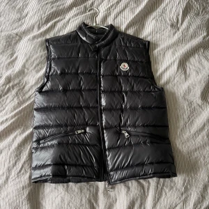 Moncler GUI väst - Säljer den snygga Moncler västen då den inte används längre. Passar perfekt nu till höst när det börjar bli lite små kyligt ute. Även perfekt på våren/sommaren. Inköpt för några månader sen så den är i toppen skick. Storlek: 2(M): tveka inte och höra av dig vid minsta lilla fråga 😄