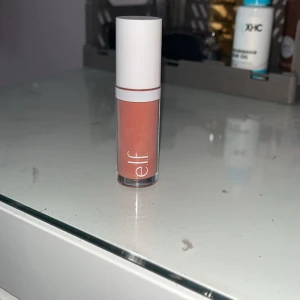 e.l.f. flytande rouge Dusty Rose - Flytande rouge från e.l.f. i färgen Dusty Rose. Kommer i en genomskinlig tub med vit kork och applikator. Ger en fräsch, rosig ton till kinderna och är lätt att blenda ut för ett naturligt resultat. Använd ett få tal gånger💕
