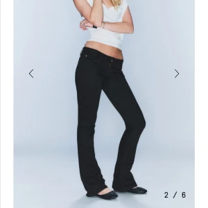 Low waist weekday jeans - Snygga svarta jeans från Cheap Monday med bootcut och låg midja. Jeansen har klassisk femficksdesign, dragkedja och knapp framtill samt ett lila Cheap Monday-märke med döskalle på bakfickan. Materialet är stretchigt jeans för skön passform.