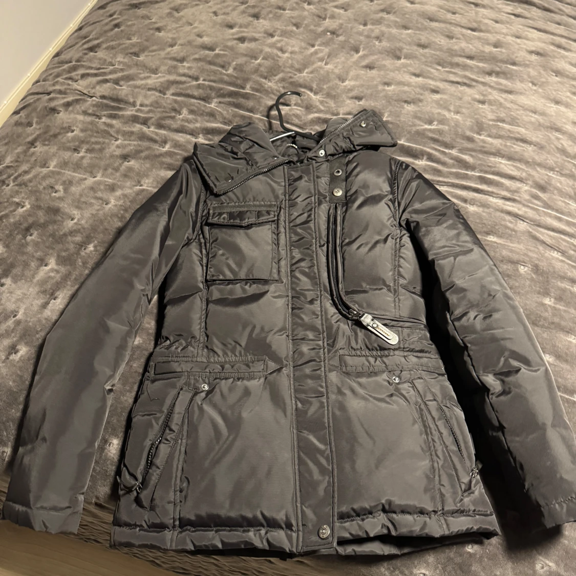 Svart pufferjacka från Hollies