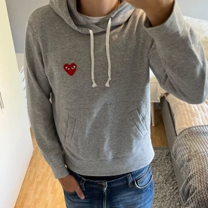 Comme des Garçons Play Hoodie - Comme des Garçons Play Hoodie | Storlek: L, passar dig mellan 170-180 cm | Skick: 9/10, använd fåtal gånger | Bara att skriva vid funderingar✍️