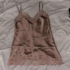 Sidenlinne från intimissimi  - Sov linne från intimissimi i ljus rosa siden. Använd fåtal gånger därav super fint skick! Nypris 699kr