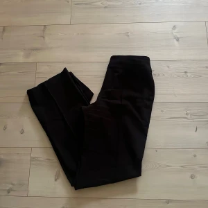 Svarta kostymbyxor från Madlady  - Snygga svarta kostymbyxor från Madlady, jättefint skick!!💓☺️Storlek:34 men passar mig som har mellan 34-36
