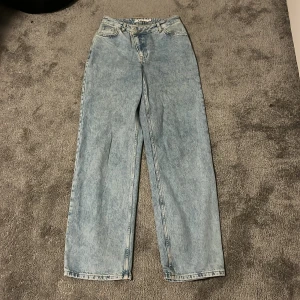Wide ljusblå jeans från NA-KD - Säljer ett par ljusblå wide jeans från NA-KD i storlek 36. De har hög midja och är ass snygga. I väldigt bra skicka och nästan aldrig använda💕💕