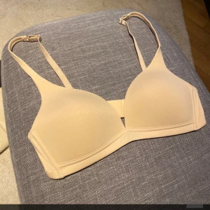 Beige bygellös bh från från Calida 70A nypris 699 kr oanvänd - Beige bygellös bh från från Calida 70A nypris 699 kr oanvänd 