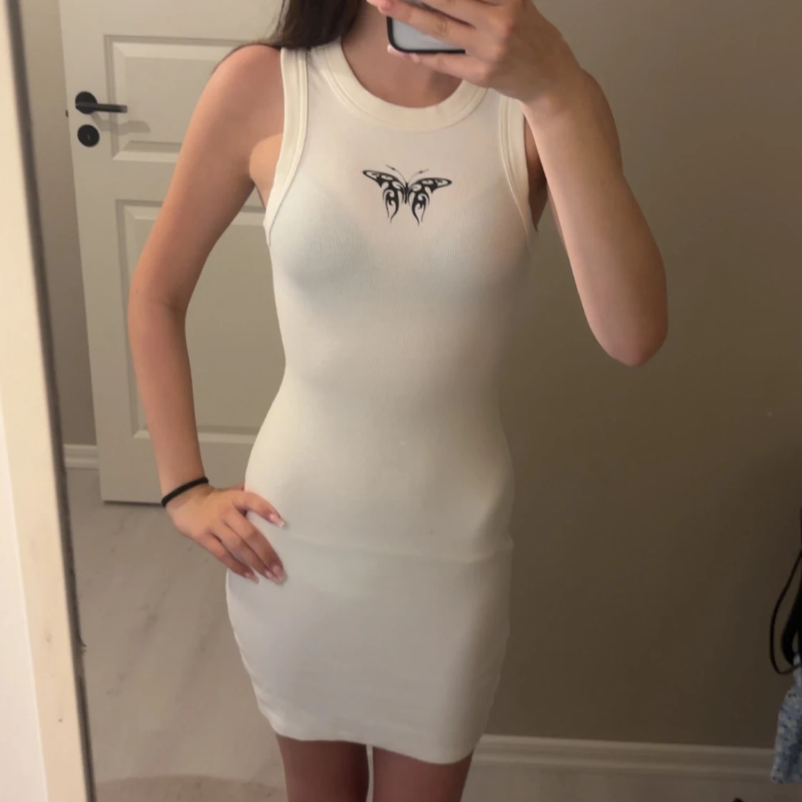 Vit tight ärmlös klänning med tryck - 2