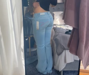 Lågmidjade jeans med rosa detaljer - Från DinVintageShop. Nypris 710kr. Str S. De är i bra skick utom längst ner där de är lite slitna darför lågt pris 