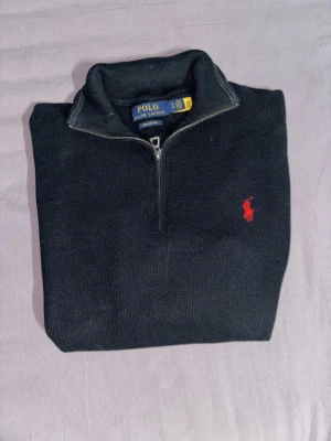 Svart half zip  Polo Ralph Lauren - Svart långärmad tröja från Polo Ralph Lauren i mjuk pima bomull.                                              Givetvis äkta💫.                                                                             Fråga vad som helst. Svarar alltid inom 2 timmar