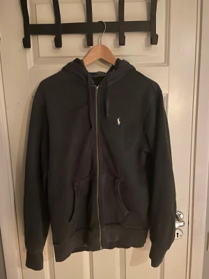 Ralph lauren hoodie - Hoodien är i bra skick och har används få gånger