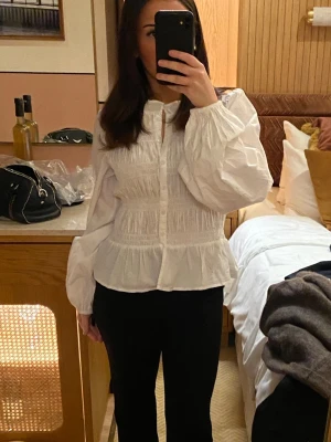 Vit blus från Nelly - Fin blus, säljer då den är lite för stor för mig💘 Pris kan diskuteras