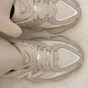 Beige  sneakers från New Balance 9060 - Snygga och bekväma sneakers från New Balance i beige som är helt slutsålda på ASOS. Helt nya, oanvända. Strl 37,5