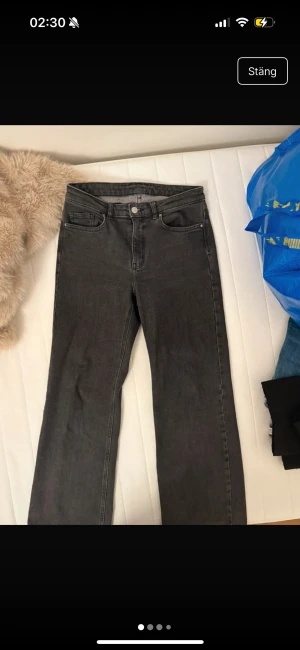 Mid Rise jeans wide  - Grå fina jeans , längden är perfekt för mig som är 150 lång, kostade mig 550kr