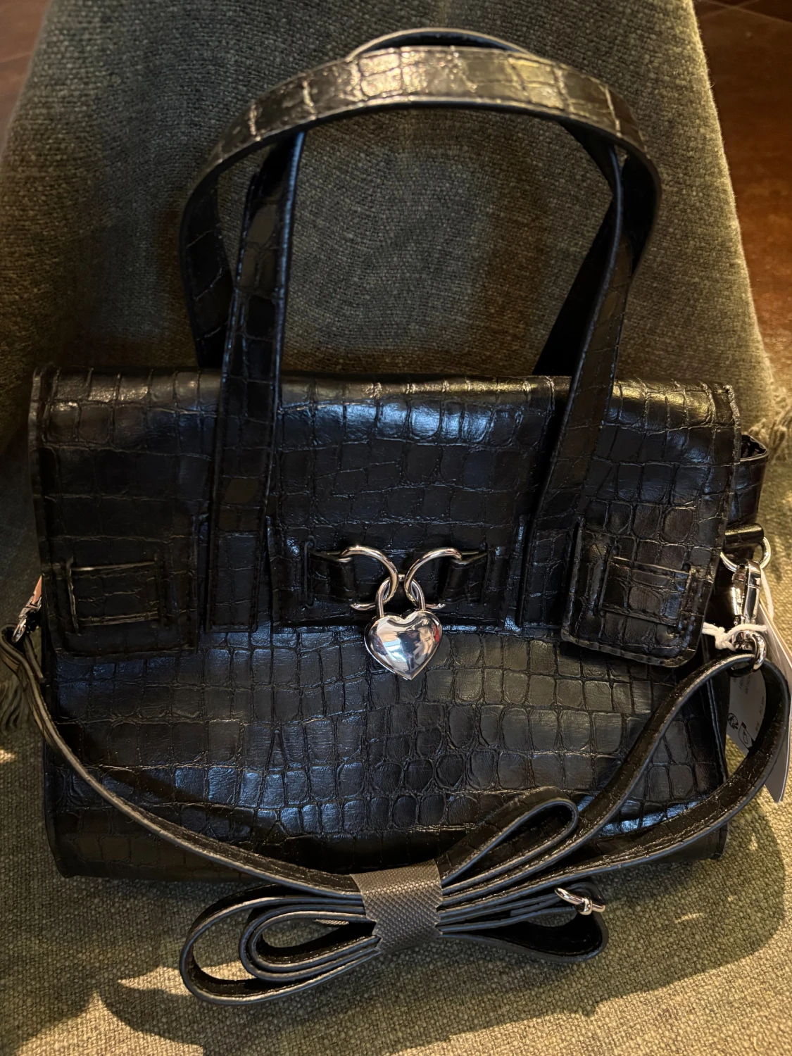 Svart handväska med hjärtdetalj från Monki NY med lapp - 2