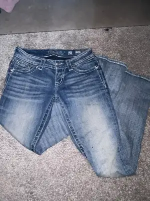  Jättesnygga jeans från miss me de är verkligen jättefina och perfekt färg och allting men måste tyvärr sälja för att jag behöver pengar till julklappar och jag har för mycket jeans. Nypris på de här är ca 2000 kr och de är i nyskick. Det är inga skavanker. Pris kan diskuteras vid snabb affär🥰🥰