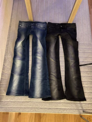 Låg-midjade Cheap Monday flared jeans (2-pack) - Båda jeansen ingår i priset. Jeansen är i nytt skick och har varit väl omhändertagna. 