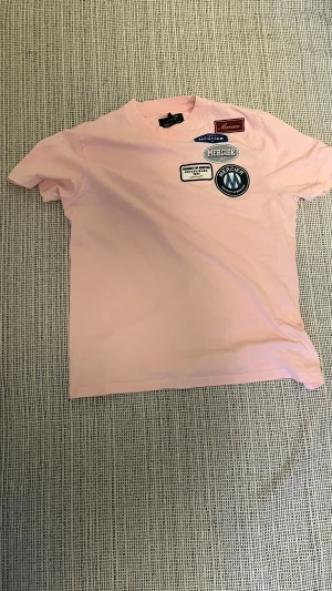 Mercier T shirt - Rosa t-shirt från Mercier. Storlek L