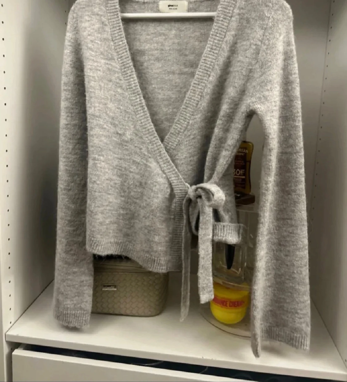 Grå omlottkofta med knyt