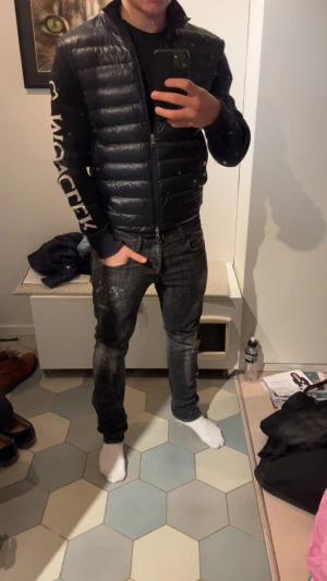 Moncler cardigan - Säljer en riktigt fet Cardigan från Moncler,  självklar äkta. Skriv om du har några frågor eller funderingar 