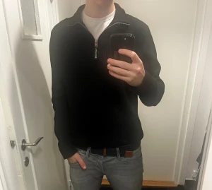 Jack & Jones Half Zip - Säker denna half zippen ifrån Jack & Jones. Tröjan har inga defekter eller liknande och är perfekt för en fräsch look!