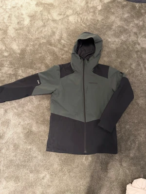 Peak Performance Skidjacka - Säljer nu denna feta Peak Performance jackan🔥Både grå och svart i storlek M, perfekt till backen⛷️. Skick :8,5/10. Pris kan diskuteras vid snabb affär🤝