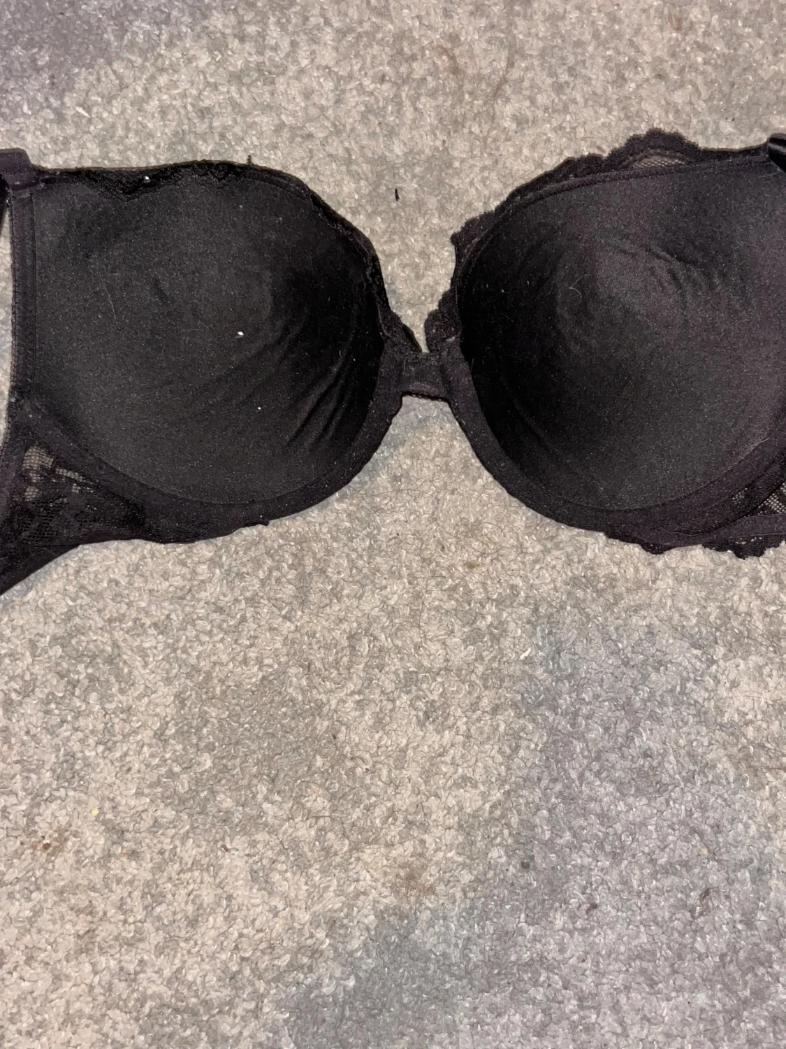 Svart spetsmönstrad bh 85C - 1