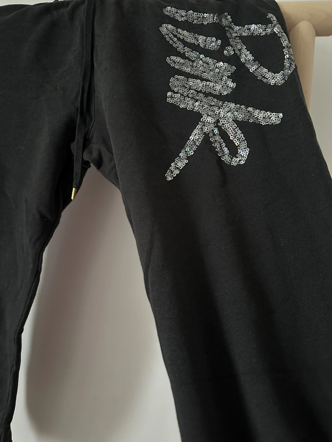 Svarta mjukisbyxor med paljetter - 2