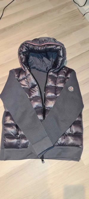 Moncler cardigan  - Säljer nu min moncler cardigan då jag tröttnat på den och är sugen på något nytt den är jätte fin och inget fel alls på den väldigt bekväm att ha på sig. Allmänt bara bra