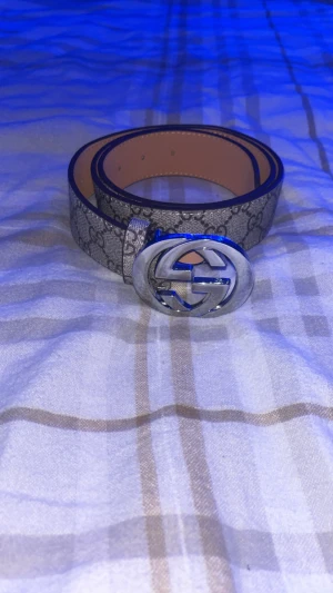 Gucci bälte - Snyggt beige o silvrigt bälte skriv vid frågor