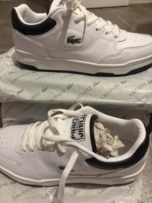 Lacoste LINEDRIVE 125 - Sneakers oanvända - Ett par helt oanvända Lacoste skor, köpta från zalando. Åkt på en resa och har slappat med returen så gick inte lämna tillbaks efter 30 dagar. Storlek 43. Snygga men passade inte mig, har 42 i storlek och deras sida rekommenderade 43 … så det är en av anledningarna till att jag säljer de här istället för att lämna tillbaks. Nypris ligger runt 1300 på Zalando. (Kommer i original förpackning med ”tags” kvar och hela kitet som det kom från Zalando) 