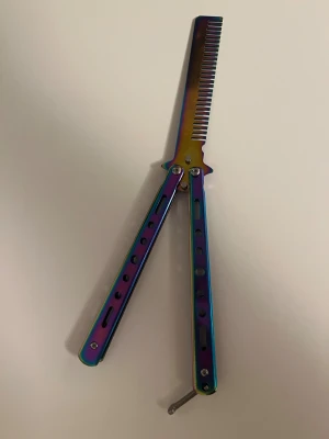 Buterfly kam chrome färgad  - En estetisk Buterfly kam,som skiftar mellan guld turkos och lila beroende på vinkel.