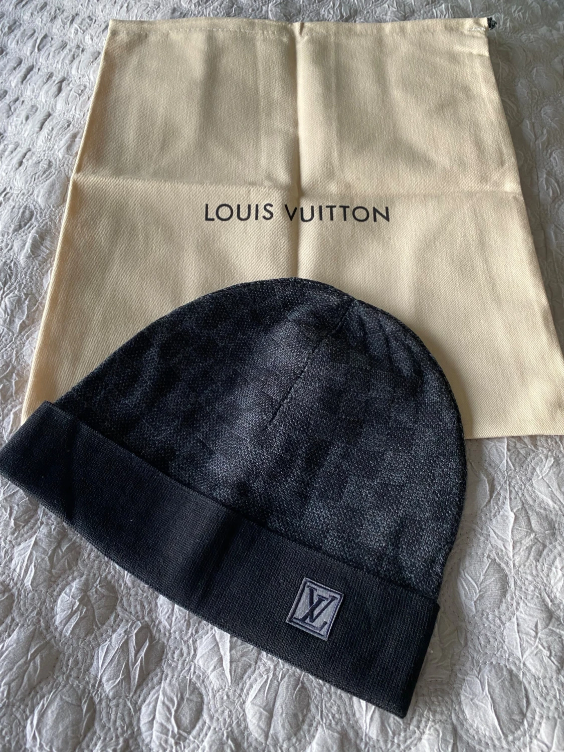 Svart Louis Vuitton  mössa