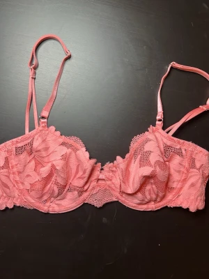 Spets bh - Säljer denna superfina bh då den tyvärr inte passar. Endast använd ett fåtal gånger. Den har reglerbara axelband och spänne i ryggen. Hör av er vid frågor 