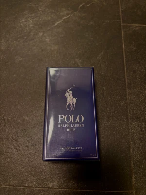 Polo Blue Eau de Toilette 75ml - Polo Blue från Ralph Lauren, 75ml Eau de Toilette. Fräscht och stilrent val med ingredienser som alkohol, aqua, linalool, limonene, citronellol och geraniol. Tillverkad i Frankrike. Perfekt för dig som gillar klassisk design och ikonisk stil. Aldrig öppnad! Skriv vid minsta fundering!