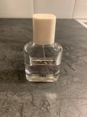 Zara Violet Blossom parfym - Violet Blossom parfym från Zara. Doftar floralt och sött, en jättegod doft. Är cirka 15ml kvar i flaskan💜
