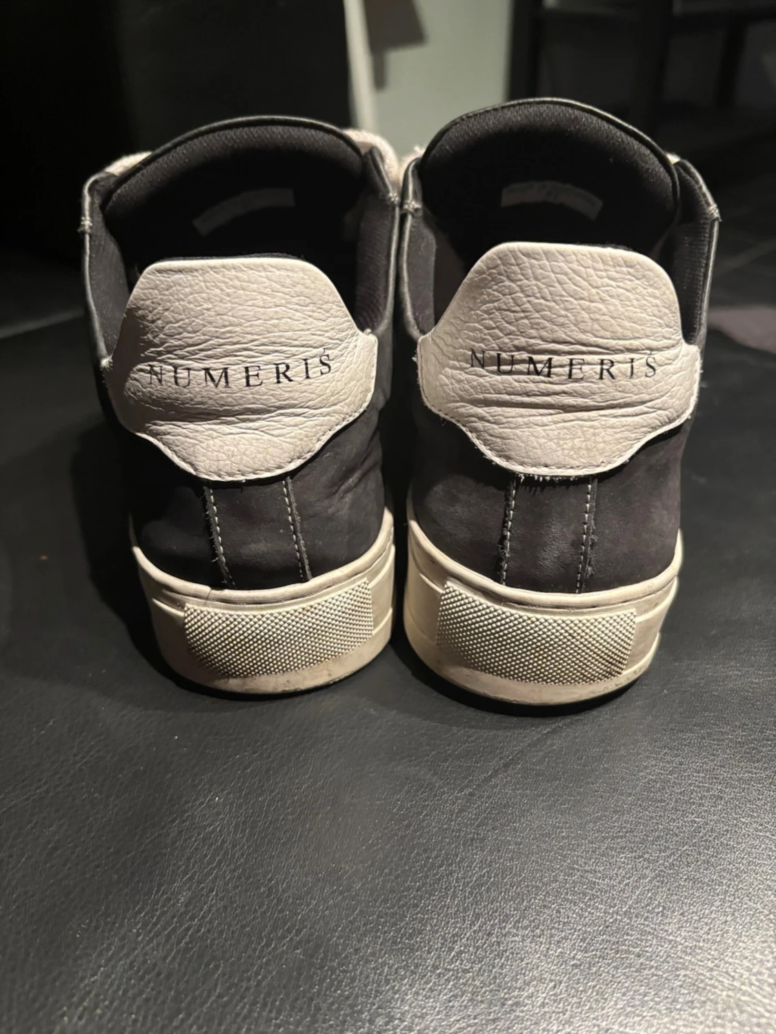 Svarta och vita sneakers från Numeris - 3
