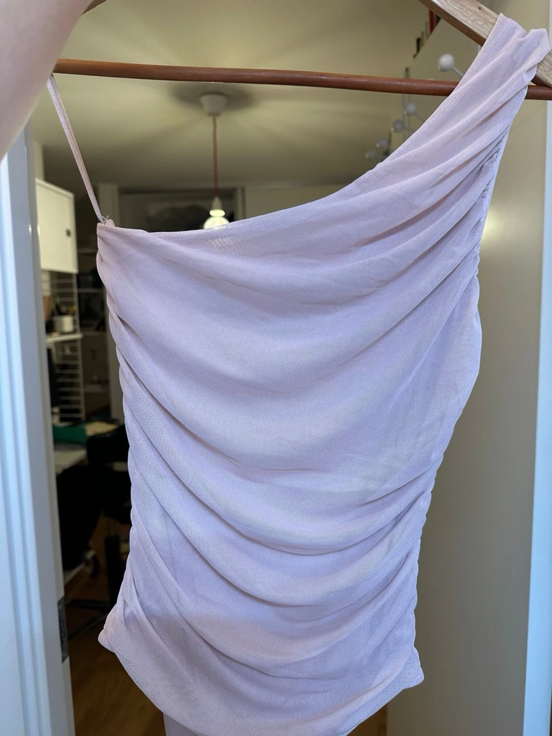 Ljusrosa oneshoulder body