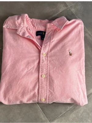 Ralph Lauren skjorta KOM MED PRISFÖRSLAG - Skick 10/10 | Storlek XS passar även S  Passar perfekt för dig som är 165-170 Nypris 1500