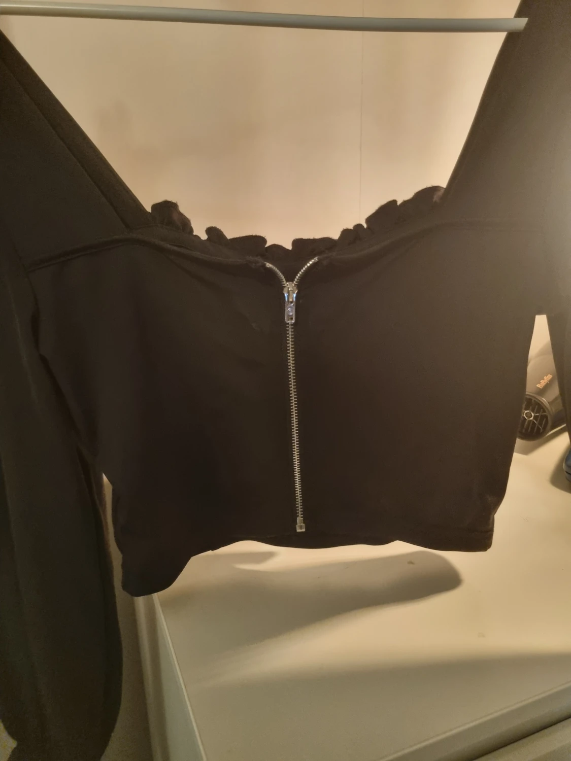 Svart croppad blus med snörning - 1