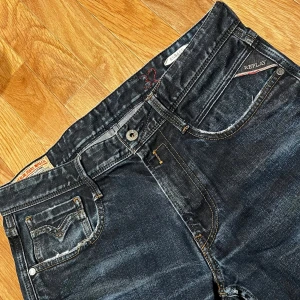 Replay anbass - Säljer ett par mörkblå anbass i sjukt snygg tvätt då jag inte använder de så mycket längre! Sjukt bra skick utan några defekter! Finns att hämta i Kristianstad, annars frakt🤝 Kan fraktas tillsammans med annat i min profil vid samköp! Priset kan diskuteras vid snabb affär och eller samköp med annan annons!