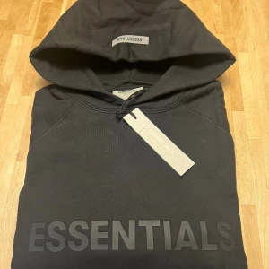 Essentials Hoodie  - Essentials Hoodie svart hoodie se väldigt snygga och super quality 😎