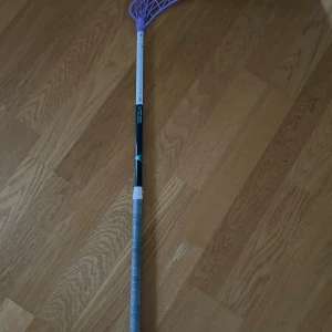 Unihoc carbskin slim 26 - Säljer min innebandy klubba då jag har andra som används nu 26 flex och 100 cm väldigt fin klubba och är väldigt lätt. Har 23,8 i grepprofil så är tunnare än vanliga skaftet vilket gör de skönare att hålla i bara höra av sig vid frågor 
