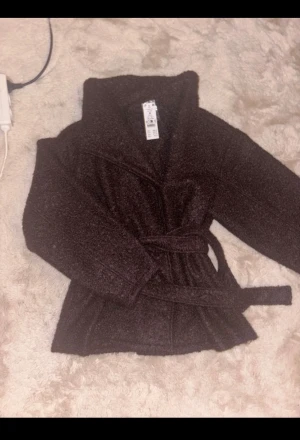 Teddykappa  - Från ginatricot, helt ny finns ej att köpa längre, storlek M men passar S också. 